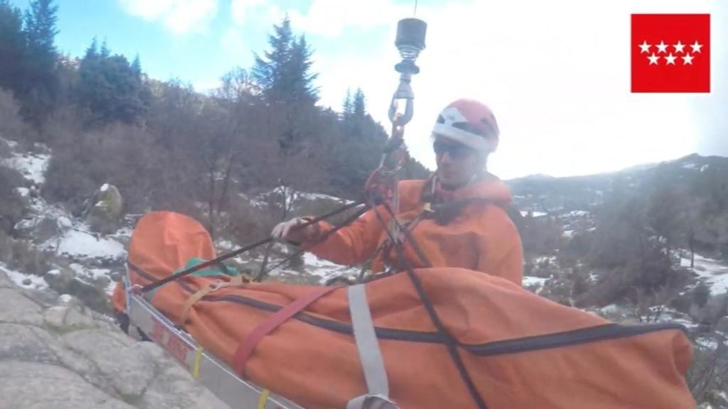 Espectacular rescate de una montañera en la sierra de Madrid
