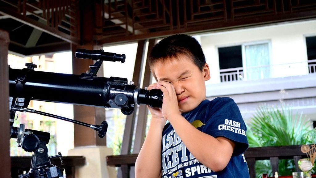 Un niño que ojea su sueño: "ser astrónomo"