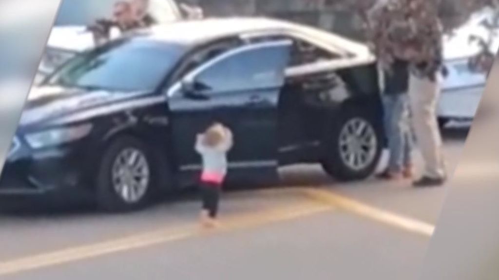 Un bebé sale con las manos en alto de un coche tras la detención de sus padres en un control