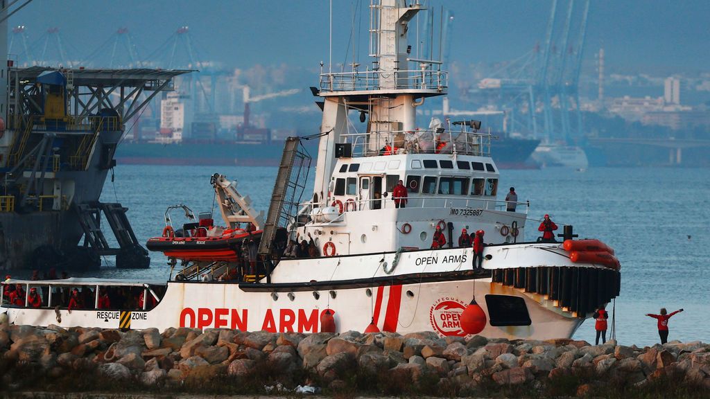 Continúan los inmigrantes a la deriva en el Mediterráneo  24 horas después de pedir auxilio