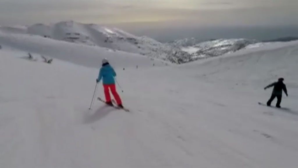 El momento en que un esquiador graba una batería de misiles de Israel sobrevolando su cabeza