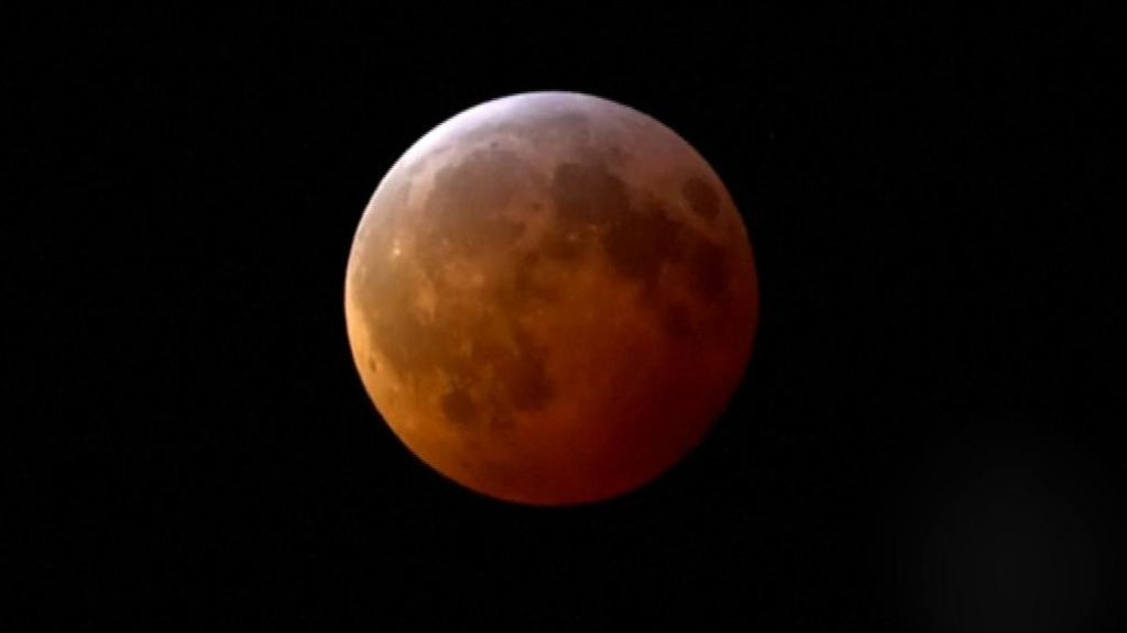En vilo mirando al cielo para ver la superluna de sangre con el eclipse lunar total
