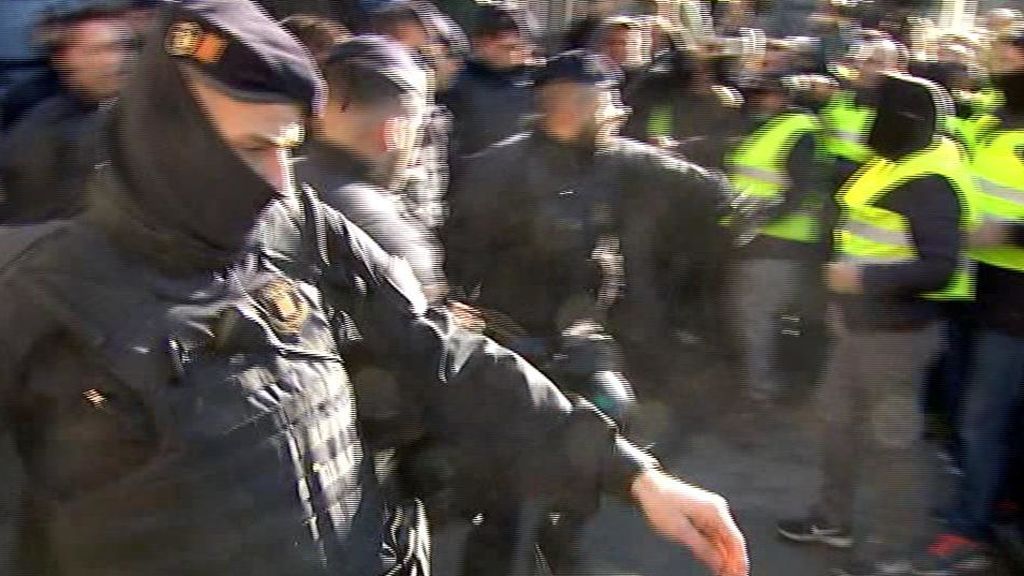 Los  taxistas de Barcelona entran en el puerto al romper el cordón de los mossos