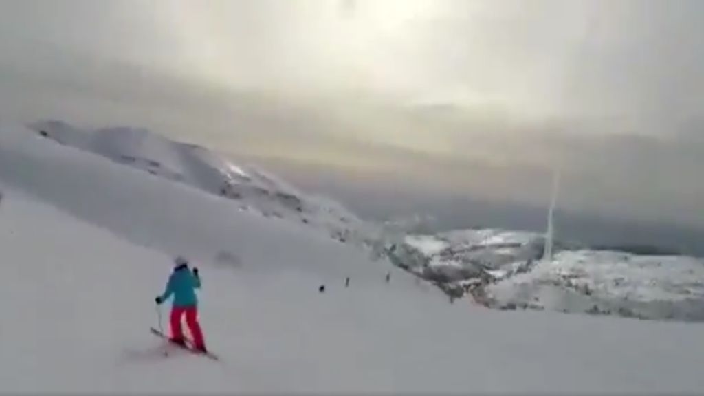 Un misil antiaéreo israelí despega en plena ladera mientras un esquiador grababa su descenso