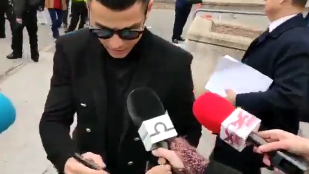 Indignación en las redes por la imagen de Cristiano firmando autógrafos tras ser condenado por fraude Indignación en las redes por la imagen de Cristiano firmando autógrafos tras ser condenado por fraude