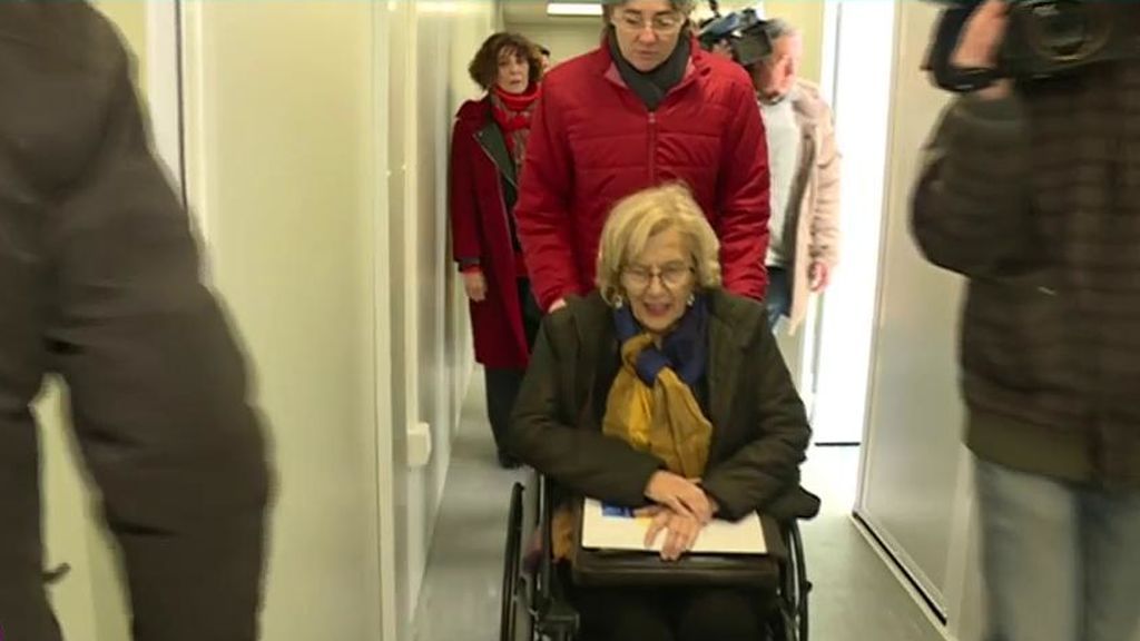La llegada de Carmena (en silla de ruedas) a un acto público tras el 'huracán' Errejón