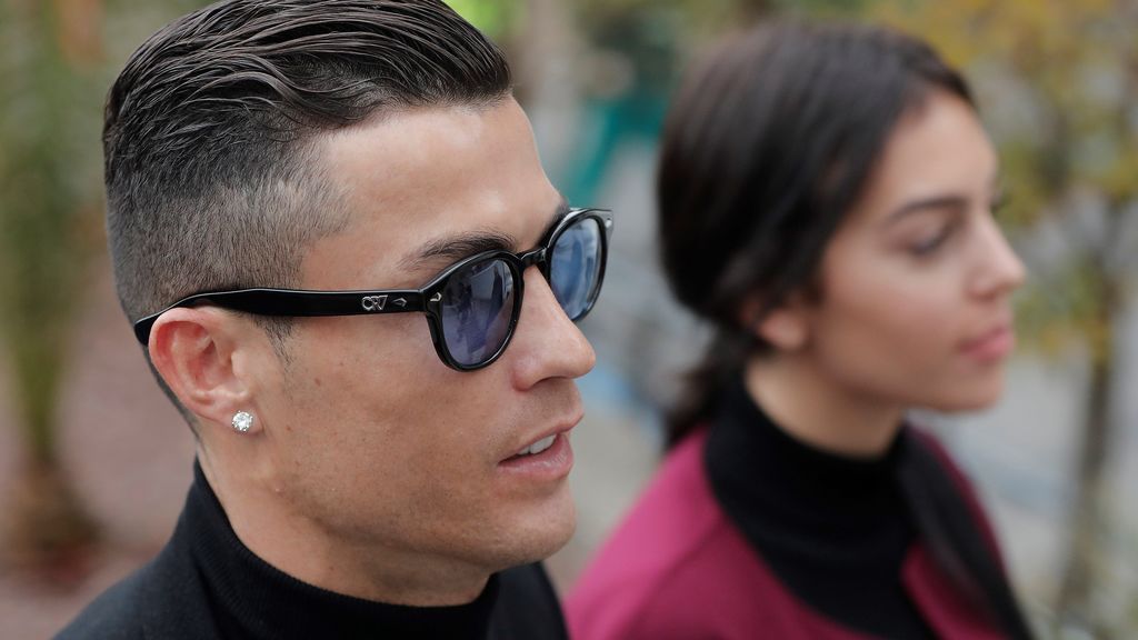 Arreglados y sonrientes: los looks de Georgina y Cristiano para ir a los juzgados, a examen
