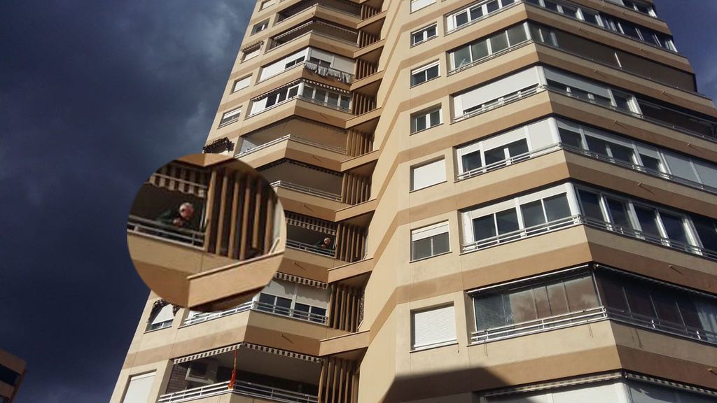 Rescatan a un niño de la cornisa de una quinta planta en El Campello Rescatan a un niño de la cornisa de una quinta planta en El Campello