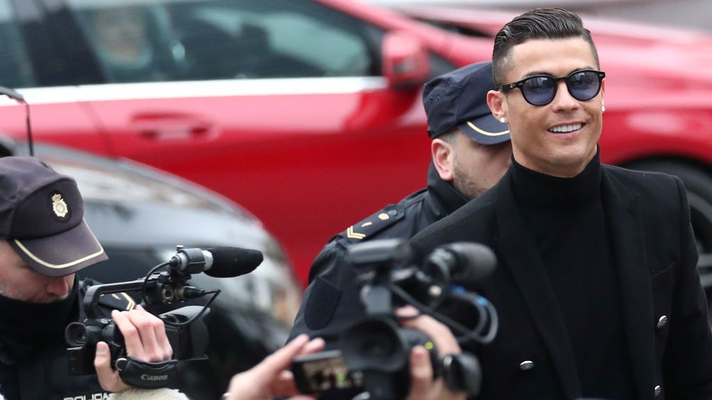 Autógrafos, sonrisas y palmadas, así ha sido la llegada de Cristiano Ronaldo ante el juez