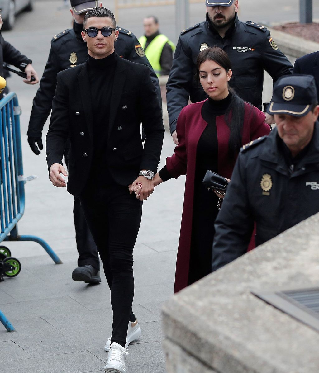 Sin embargo, no ha perdido su estilo 'casual' al ir con zapatillas blancas