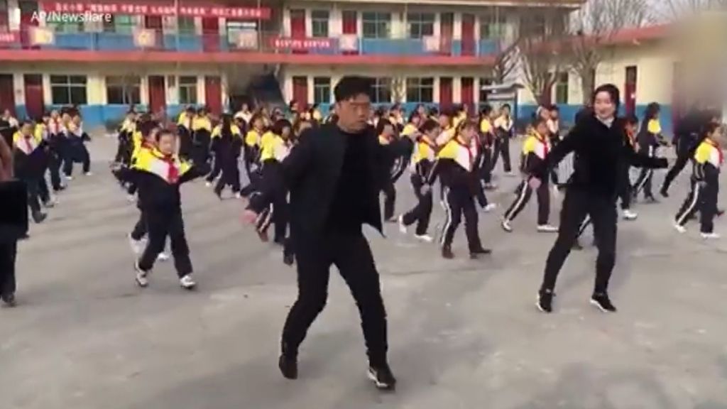 El maravilloso baile de unos alumnos con sus profesores con una coordinación de 10