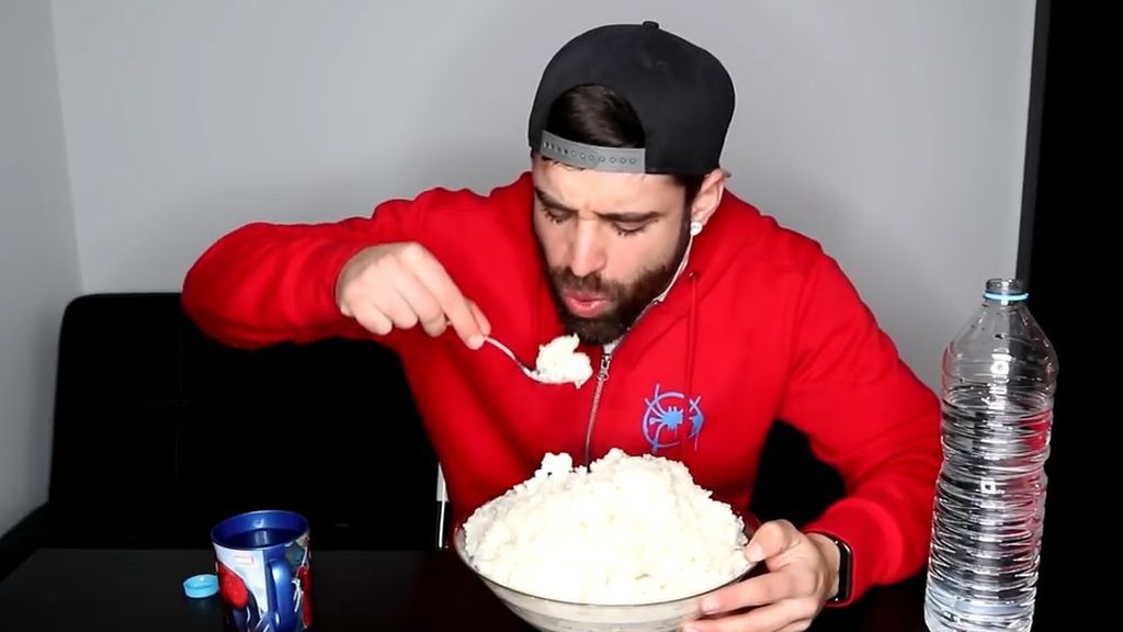 El YouTuber Esttik se une al reto de comer alimentos del mismo color: esta semana toca el blanco
