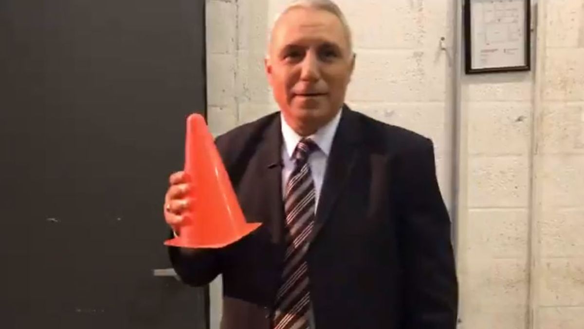 Hristo Stoichko, con un cono en la mano, se mofa de Arbeloa tras sus críticas arbitrales Hristo Stoichko, con un cono en la mano, se mofa de Arbeloa tras sus críticas arbitrales