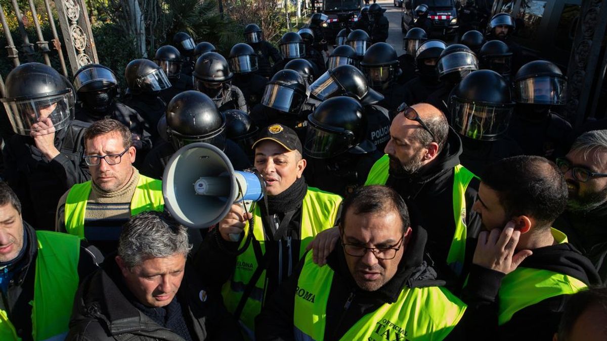 Torra cede a las peticiones de los taxistas y Uber amenaza con dejar Barcelona