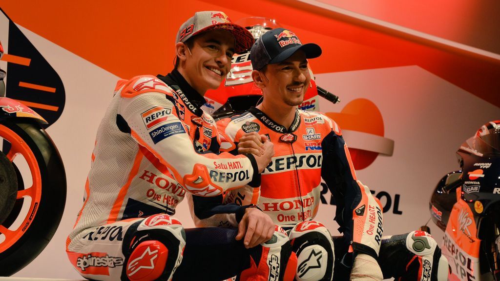 La emoción de Jorge Lorenzo al ponerse por primera vez el mono del Repsol Honda