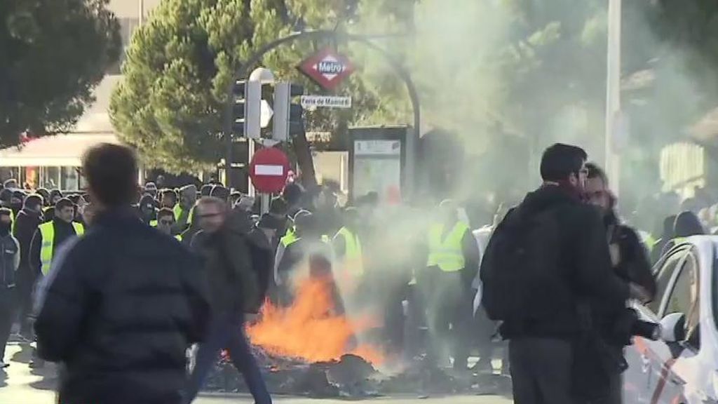 La guerra del taxi boicotea el acceso a la feria de turismo Fitur con barricadas en llamas