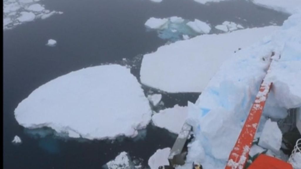 Un barco chino choca contra un iceberg, pero no se hunde como el Titanic
