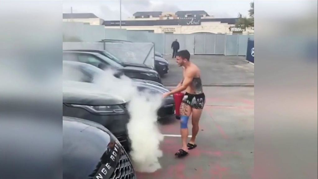 Diego Costa rocía la ropa de Lucas con un extintor y el defensa se venga a su manera