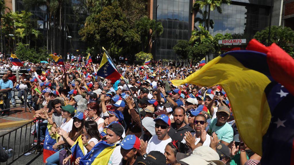 Miles de personas salen a las calles de Venezuela para protestar contra Maduro
