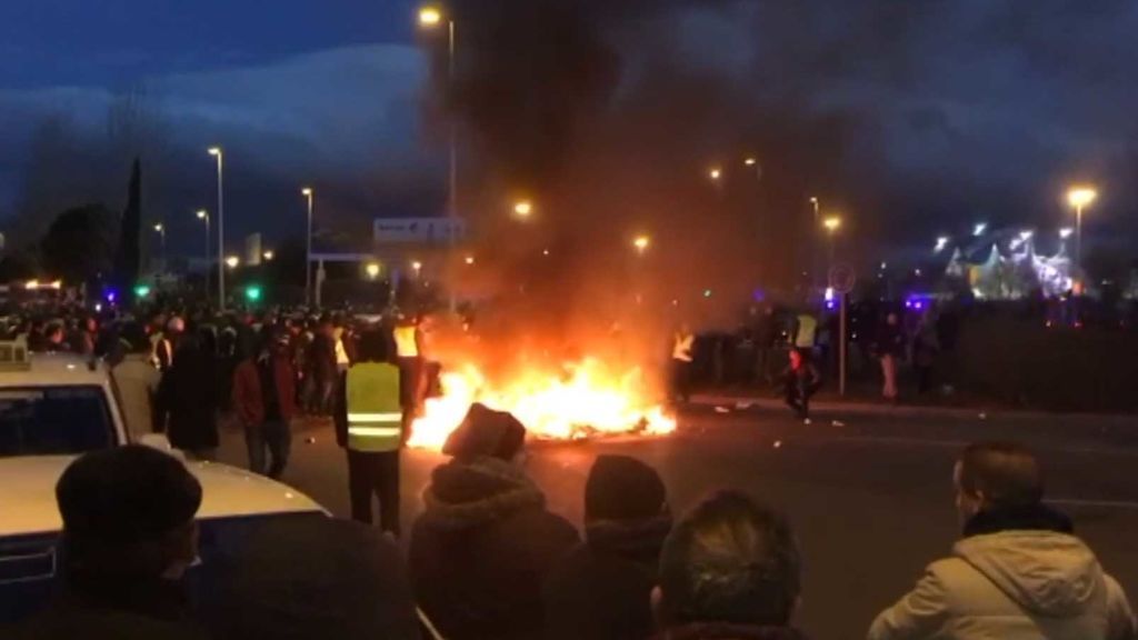 Los taxistas en huelga queman contenedores en Madrid