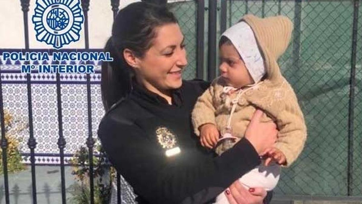 Dos policías salvan a una bebé de 14 meses de morir asfixiado en Córdoba