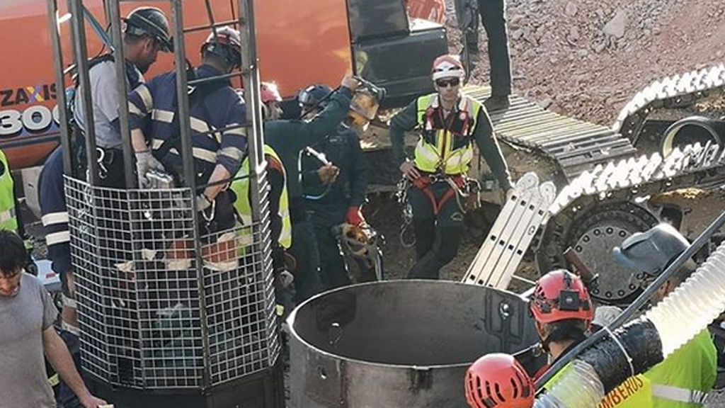 El momento en que los dos primeros mineros entran al túnel para el rescate de Julen