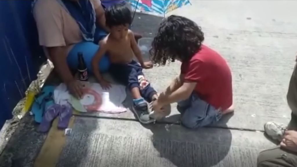Todo un ejemplo de solidaridad: un menor da sus zapatos a un niño mendigo
