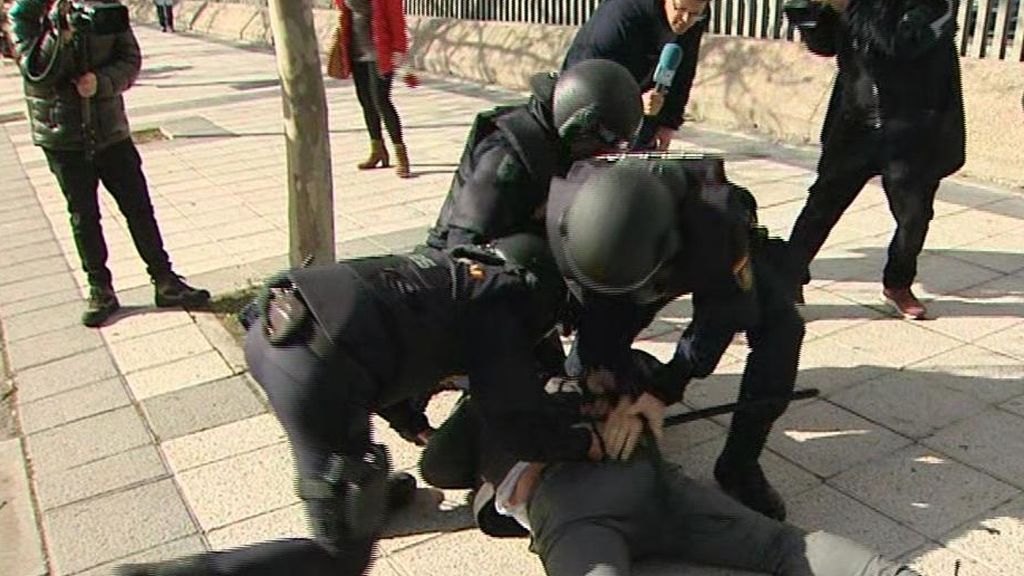Cargas policiales en IFEMA contra los taxistas en la cuarta jornada de protestas en Madrid