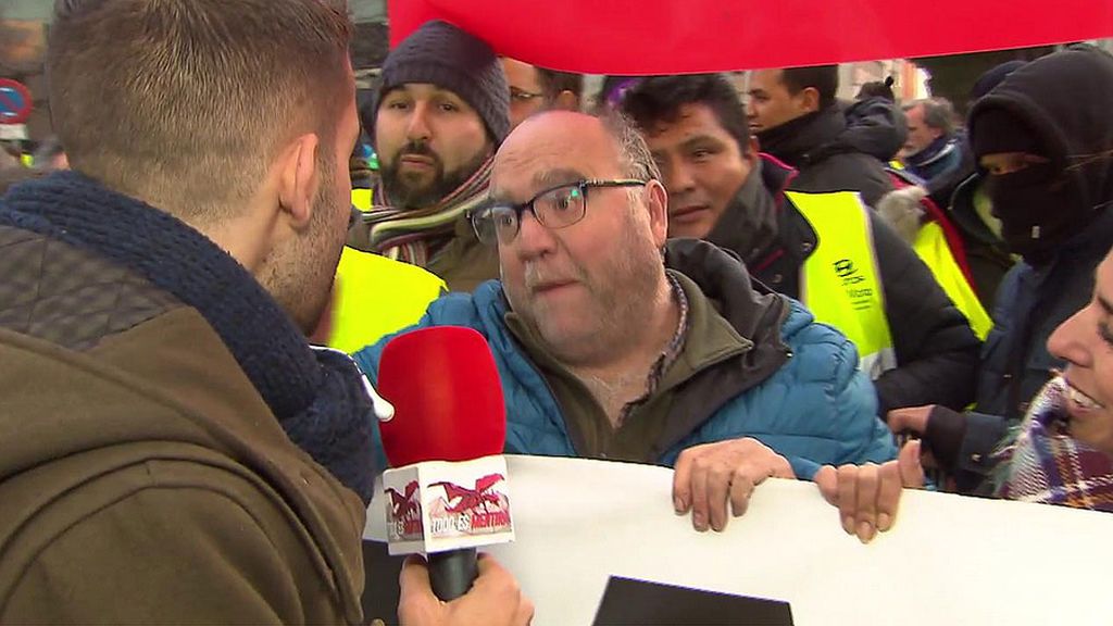 Los taxistas increpan a un reportero de ‘Todo es mentira’: “¿Vas a poner lo que quieras o lo que te digamos?”