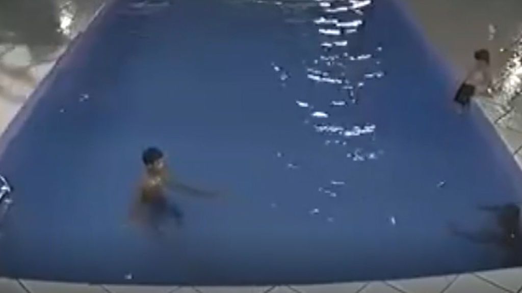 20 segundos de angustia: un menor se tira a una piscina y se hunde sin que nadie se dé cuenta