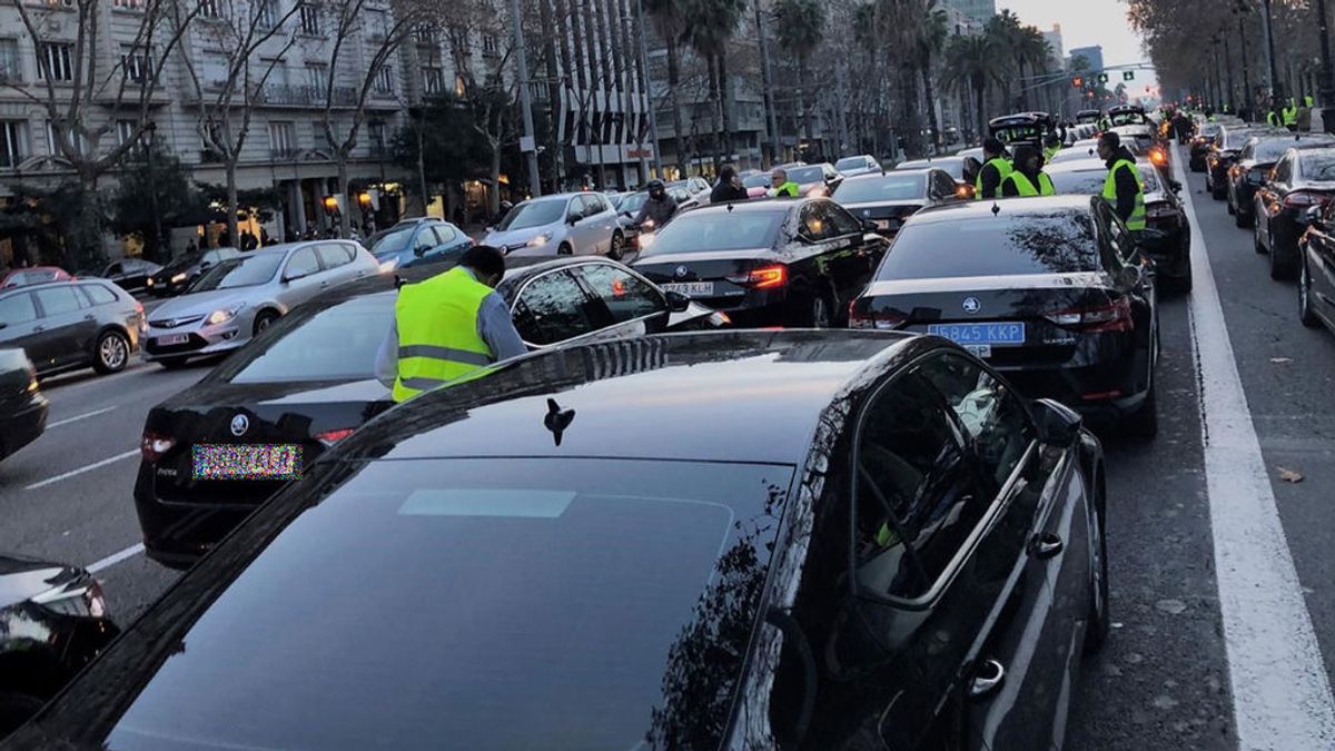 Los conductores de VTC contraatacan bloqueando la avenida Diagonal en Barcelona