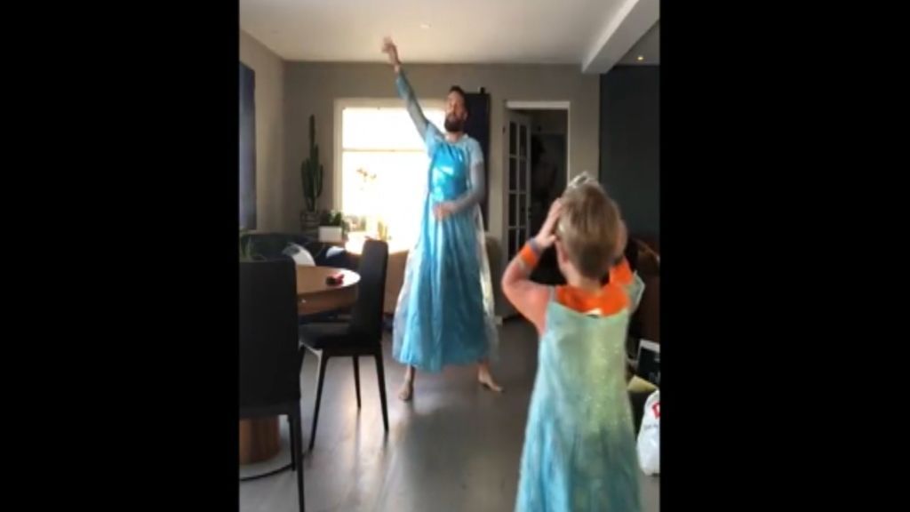Padre e hijo protagonizan un divertido vídeo disfrazados de Frozen y bailando 'Let It Go'