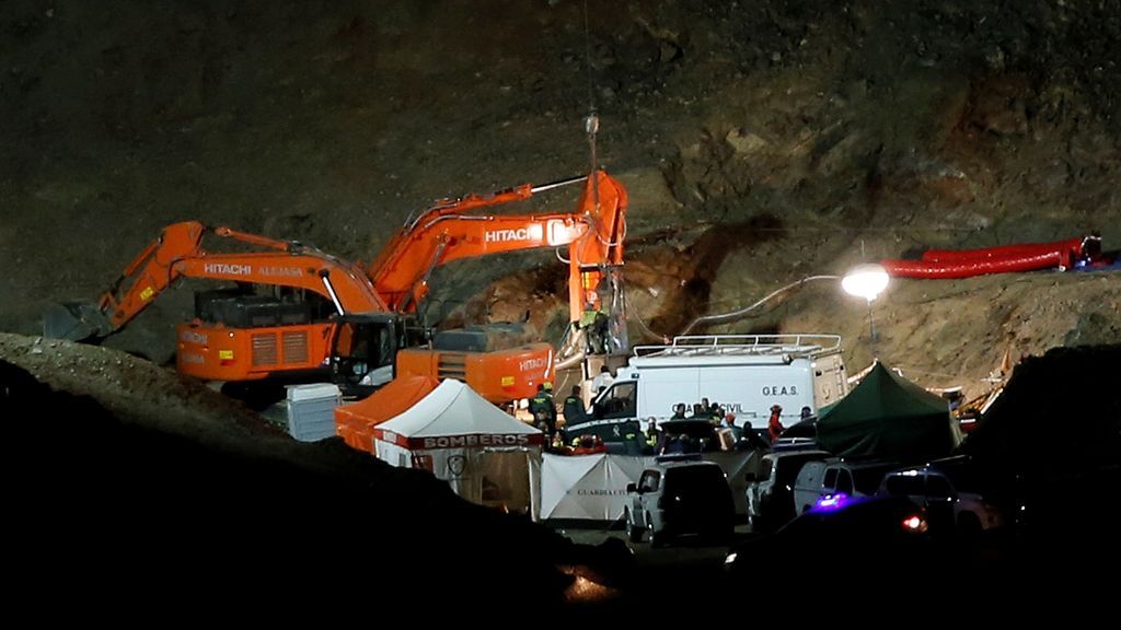 Tras dos horas y media de investigación judicial, el cuerpo de Julen sale del pozo