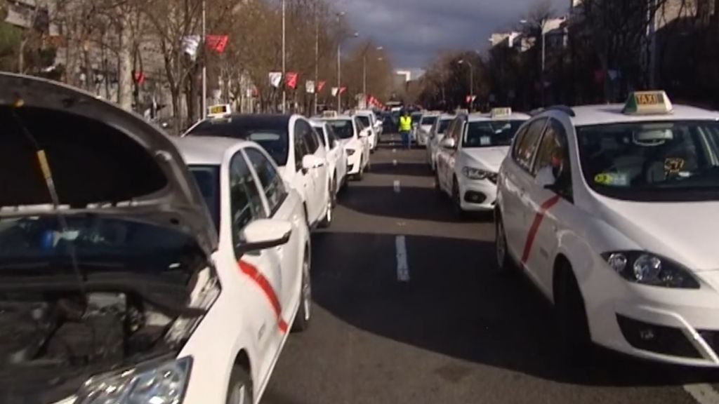 Protesta de taxistas en Madrid: Bloquean hasta este lunes el Paseo de la Castellana