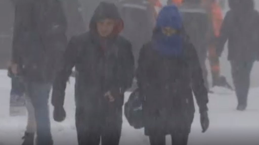 El temporal de nieve causa graves atascos en el centro de Moscú