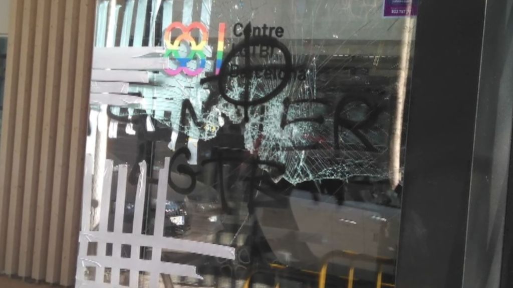 Destrozan las puertas del Centro LGTBI en Barcelona