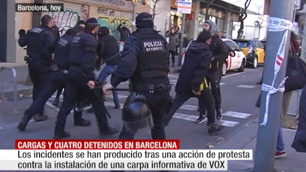 Tensión en Barcelona: miembros de Arran boicotean una carpa de VOX