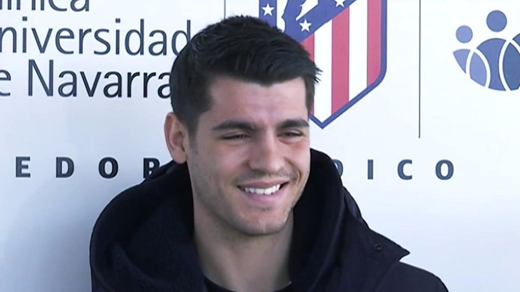 Álvaro Morata ya posa con el escudo del Atlético: El delantero ha pasado el reconocimiento médico
