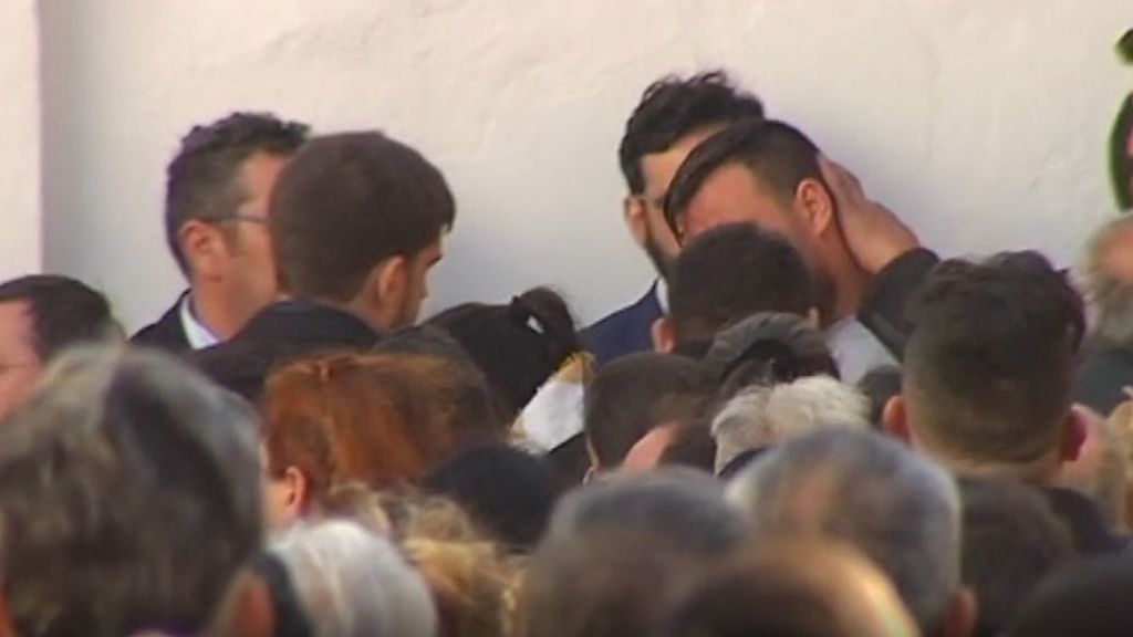 Centenares de personas arropan a los padres de Julen el día del entierro del pequeño