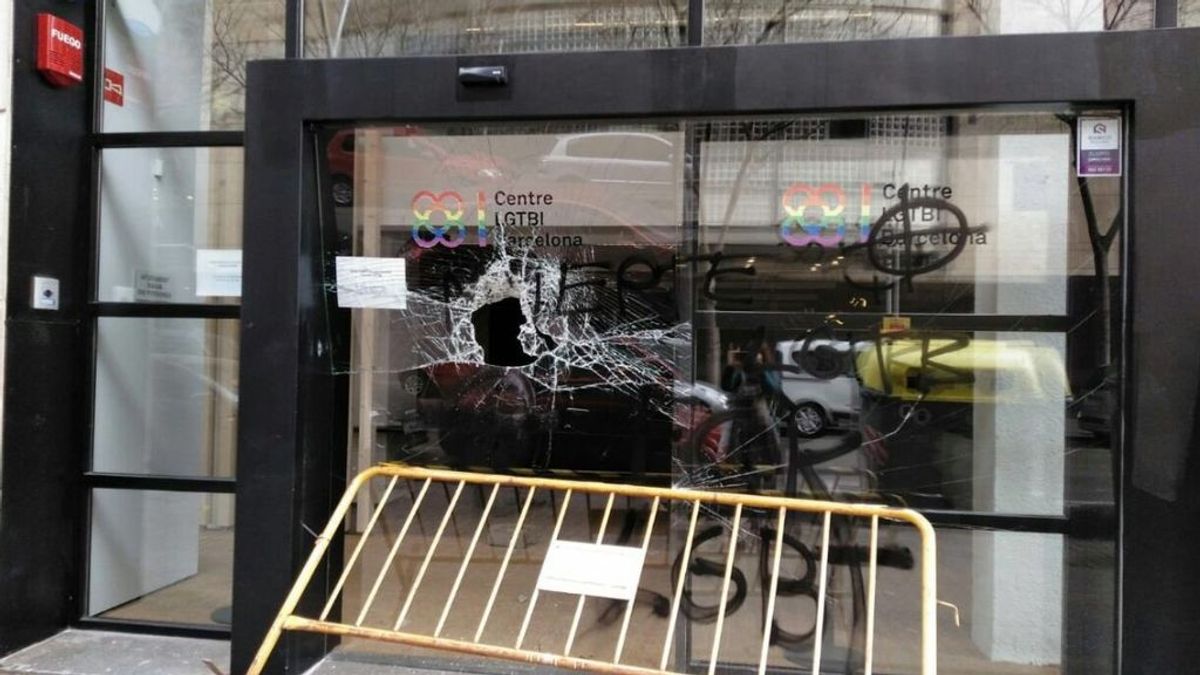 Aparece con pintadas y cristales rotos el Centro LGTBI de Barcelona
