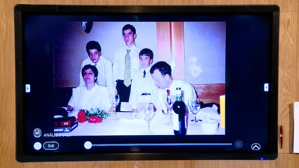 ¿Invitado sorpresa en una comunión de 1993 o juego de luces de los flashes?