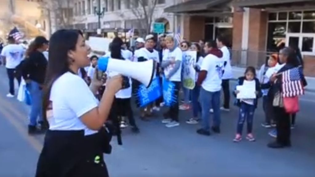 Cientos de personas se manifiestan en El Paso contra el muro de Trump