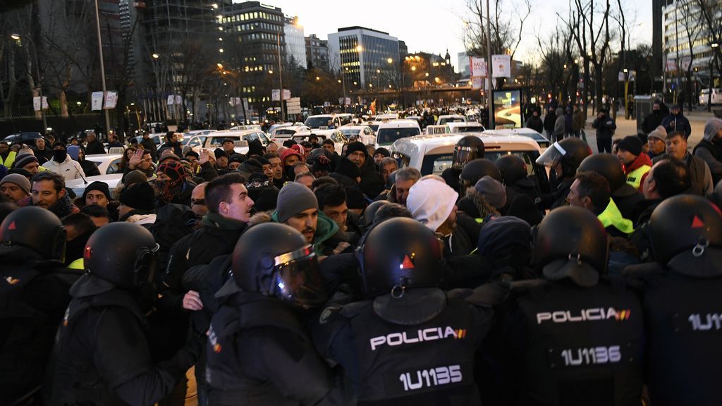 Comienza el desalojo de los miles de taxistas que protestan en el Paseo de la Castellana