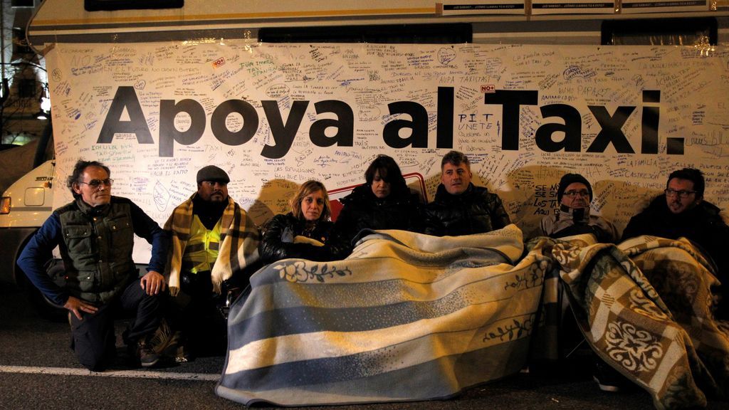 Vigilia de los taxistas en el Paseo de la Castellana, preámbulo de la séptima jornada de huelga