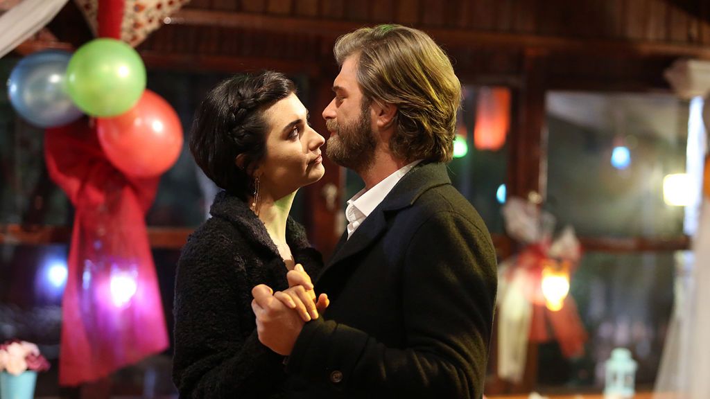 Sühan (Tuba Büyüküstün) y Cesur (Kivanç Tatlitug), protagonistas de 'Sühan: Venganza y amor'.