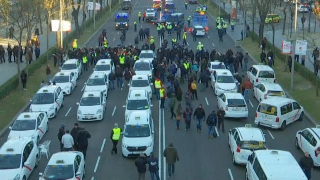 Desalojan a los taxistas de Madrid, porque el "derecho de huelga es excesivo en la pretensión de colapsar la ciudad"