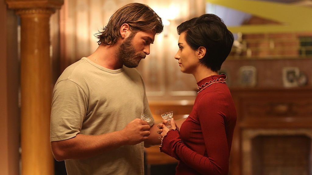 Cesur (Kivanç Tatlitug) y Sühan (Tuba Büyüküstün), protagonistas de 'Sühan: Venganza y amor'.