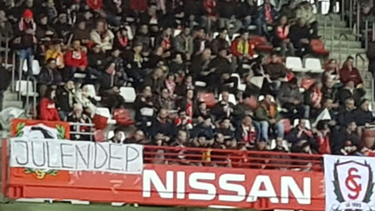 La Liga obliga a una peña sportinguista a retirar una pancarta en memoria de Julen del Molinón La Liga obliga a una peña sportinguista a retirar una pancarta en memoria de Julen del Molinón