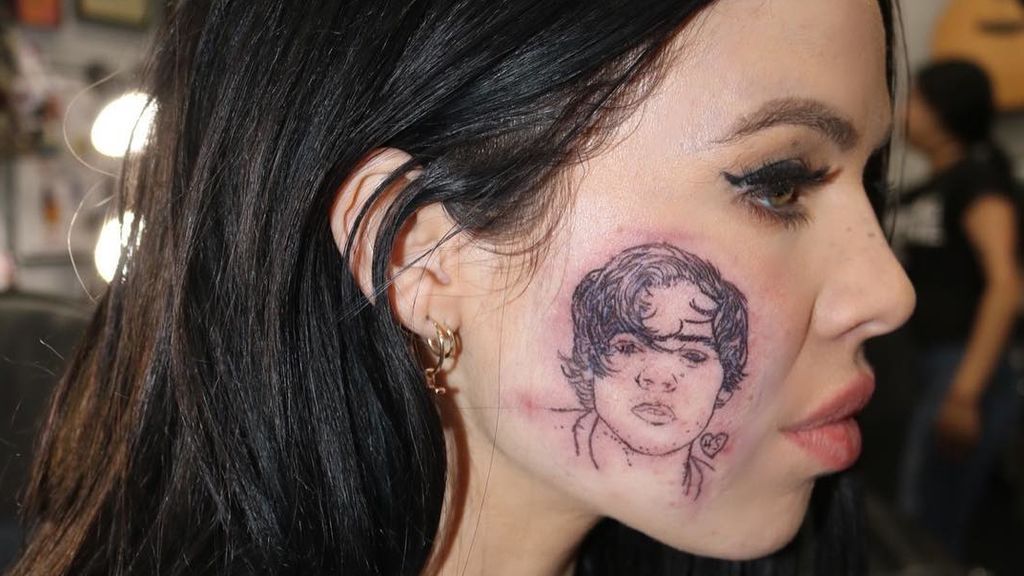 Una influencer se tatúa a Harry Styles, de 'One Direction', en la cara