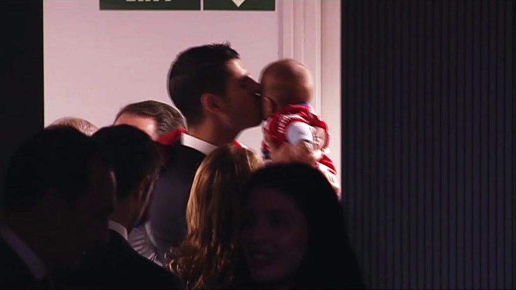 ¡El beso rojiblanco! ❤️⚪️ Morata viste a sus hijos de colchoneros el día de su presentación con el Atlético de Madrid